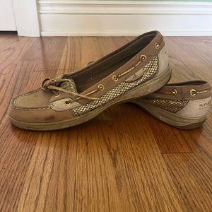 Used Women’s Sperry Angelfish Gold Glitter boat shoes. Size 9.5